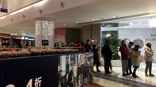 口罩成了大上海最受歡迎的商品,虹橋一家藥店門口排起了長(zhǎng)隊(duì)